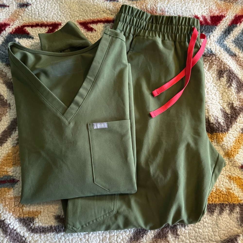 FIGS Dark Olive Scrub Set (L)